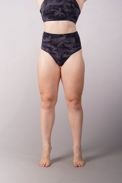 High Waisted Scrunch Shorts - Black Camouflage